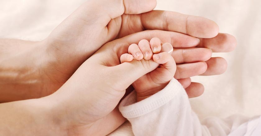 manos-de-papa-y-mama-sosteniendo-manos-de-bebe-dia-22